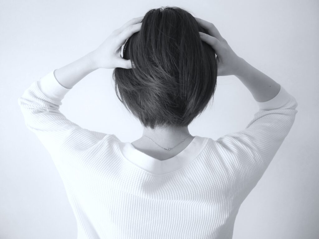 悩む女性